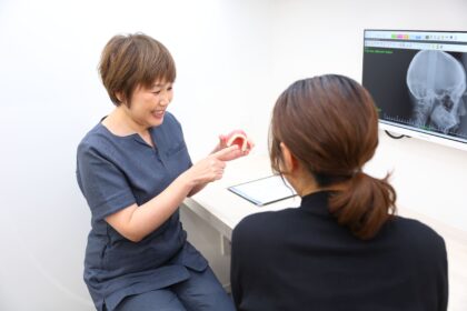 プラチナプロバイダーの資格を保有する女性歯科医師が担当